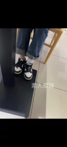 舞蹈生女大穿了一周的白袜踩在鸡吧上是一种什么感觉？