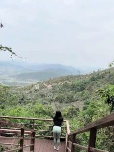 穿着瑜伽裤爬出，露出顺便野战