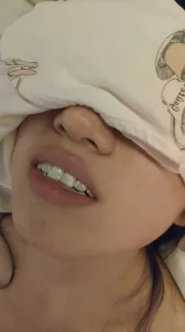 00后的小小夫妻玩得就是花！蒙着眼睛让老婆伺候单男