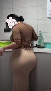 偷情坦克肥臀嫂子，这巨臀每次撞击都会颤抖，硕大的肥臀堪比肩宽！